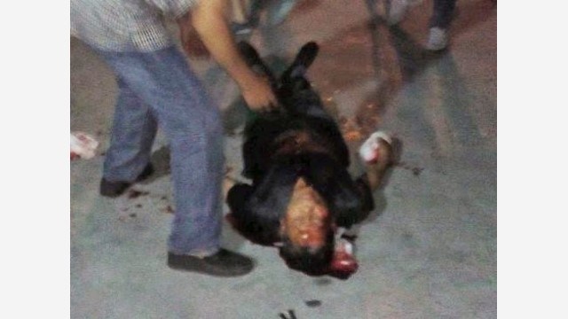 警察官によって暴行を受ける張忠蘇（インターネット上の画像）