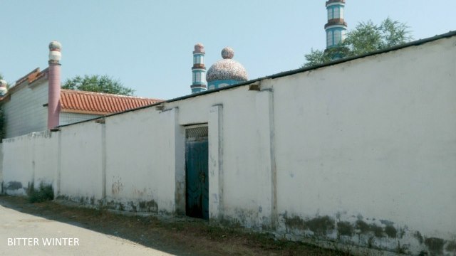 モスクの横のドアから見ると、モスク上部にあった三日月と星のシンボルも、取り外されているのがわかる。