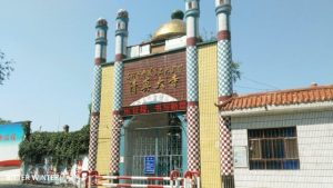 六宫（リウゴン）村の第２生産チームにあるモスクは、強制的に閉鎖された。今では、門に有刺鉄線が取り付けられている。モスクの入口の柱の上部に取り付けられていた、三日月と星のシンボルは取り外されている。
