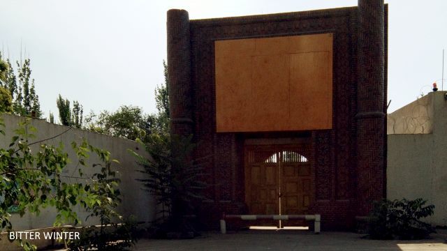 鄯善県新楼蘭地区の裏手、喬克唐にあるモスク。モスクの屋根にあったイスラム建築の特徴が破壊され、大きな木材が正面からブロックしている。