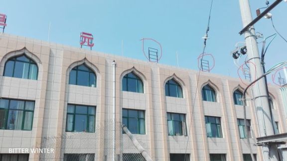 講義棟の屋根にあった「アラビア語」と記載された看板が撤去された（2018年6月撮影）