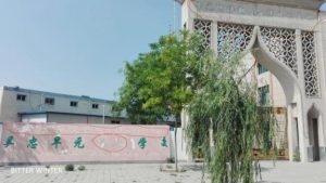 学校の屋根と入口にあったアラビア語、「アラビア語」を意味する中国語と英語での翻訳が消去されている（2018年6月撮影）