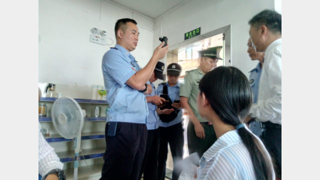 黄小寧牧師の身分証明書を登録し、撮影する警察