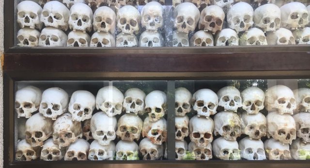 チューンエックの慰霊塔にはクメールルージュにより虐殺された5,000名の頭蓋骨が納骨されている。