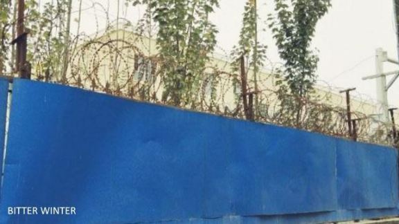 キャンプを取り囲むフェンスには有刺鉄線が施され、青い鋼板で覆われている。