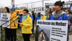 オタワの中国大使館の前で母親を支援する抗議活動を先導する魯鴻雁さん。Epoch Timesによる提供。写真: ドナ・へー
