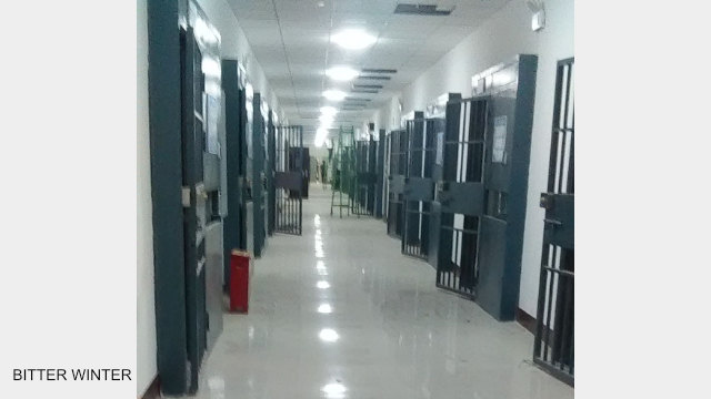 「教育による改心」のための強制収容所の宿舎内風景。すべての部屋に二重の鉄門が備えられるなど、監獄と変わらない。