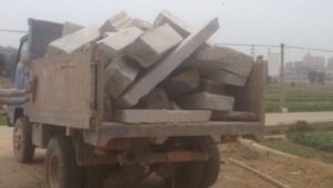 工場の石材は政府の車両に積まれ、運ばれた。
