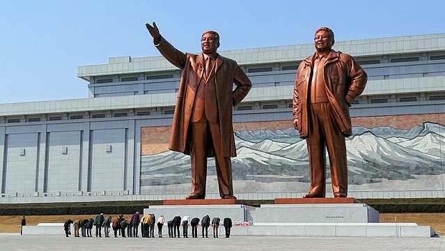 北朝鮮の首都、平壌の万寿台にある独裁者、金日成（キム・イルソン）（1912－1994）と金正日（キム・ジョンイル）（1941－2011）の邪悪な巨大像