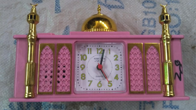 イスラム教のモチーフをあしらった時計を販売することは禁止されている。