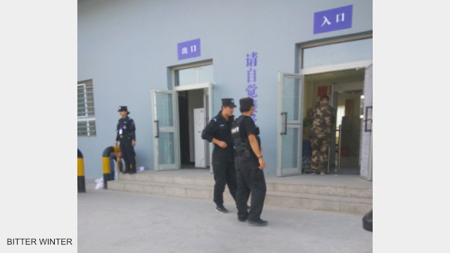 警察が「教育による改心」のための強制収容所の外に立ち、警備・巡回している。