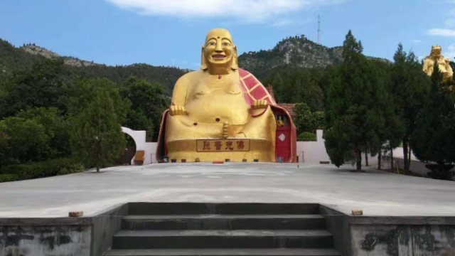 韭山公園の巨大な仏像。