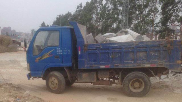 工場の石材は政府の車両に積まれ、運ばれた。