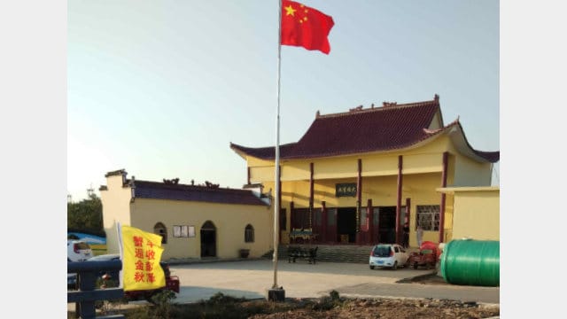 江西省彭沢県の青雲寺で掲揚されている国旗。
