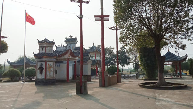 湖北省の鉄鞭廟で掲揚されている国旗。