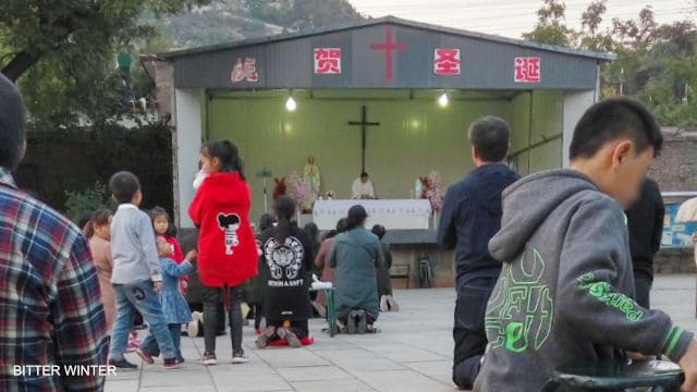 信徒が教会の外でミサを行う。
