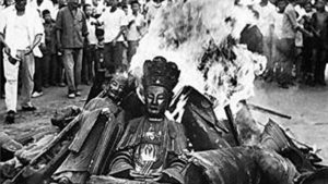 文化大革命中、寺院は取り壊され、仏像は燃やされた。
