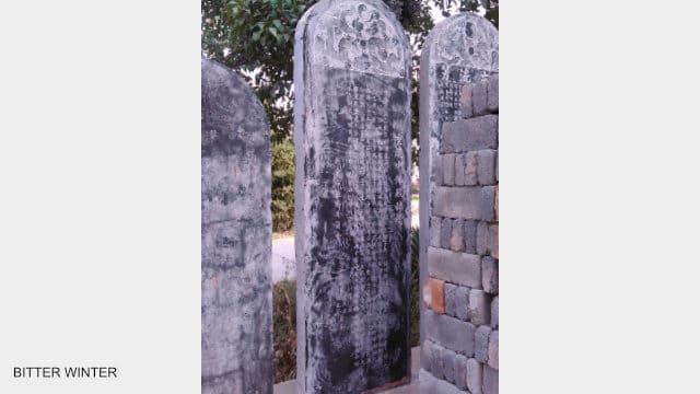 岐固寺の再建の歴史が石碑に刻まれている。