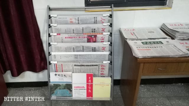 教会に展示されている新聞紙と雑誌。