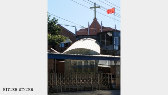 丹東市元宝区（市轄区）金山鎮の教会で掲揚されている国旗（8月中旬）。