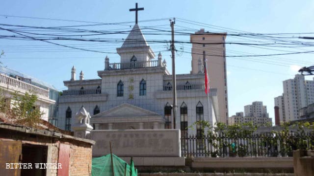 丹東市元宝区の桃源山教会で掲揚されている国旗（8月中旬 ）。