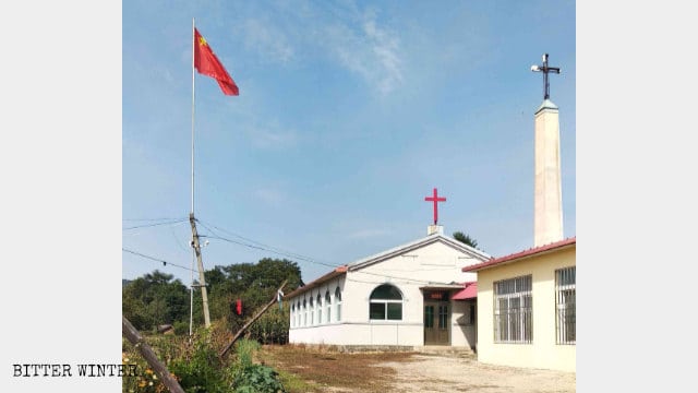 丹東市寛甸満族自治県の青椅山教会で掲揚されている国旗（8月下旬）。