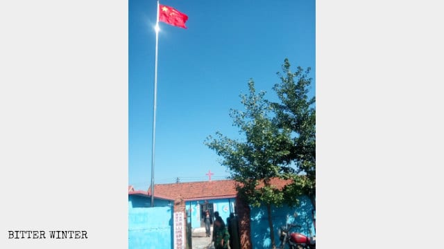 丹東市湯山城の三自教会で掲揚されている国旗（8月中旬）。