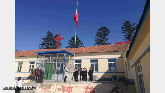 丹東市団山鎮のある三自教会で掲揚されている国旗（9月上旬）。