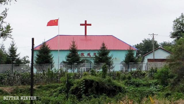 丹東市寛甸県の長嶺教会で掲揚されている国旗（9月中旬）。