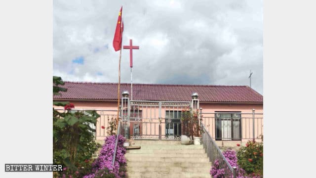 丹東市五龍背郷の感恩堂教会で掲揚されている国旗（9月上旬）