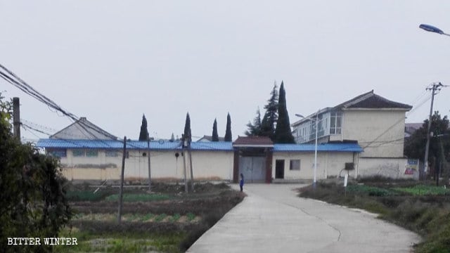 法律学習所に転用された陝西省の皂樹（ザオシュ）村の廃校となっていた小学校。
