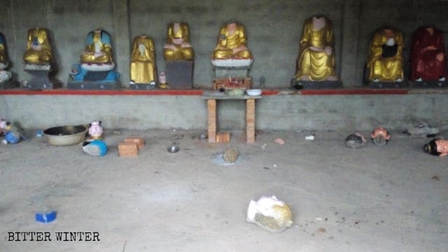 東林村古仏寺の破壊された仏像。