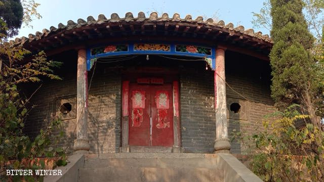 強制的に閉鎖された986年に亡くなった楊業将軍の霊廟。