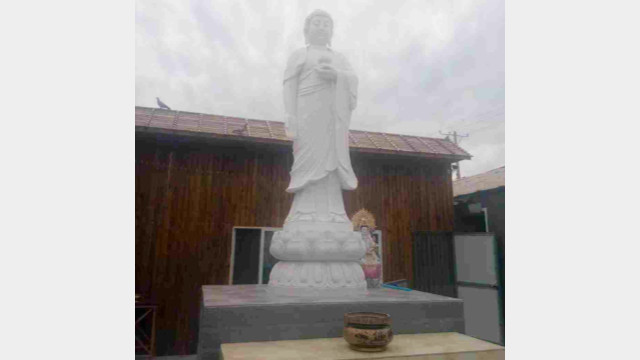 沈陽市にある、白大理石で作られた仏像（撤去前）