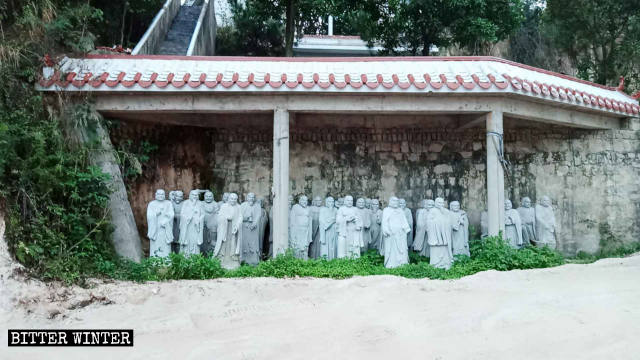 軒の下に移された南山寺の阿羅漢像。