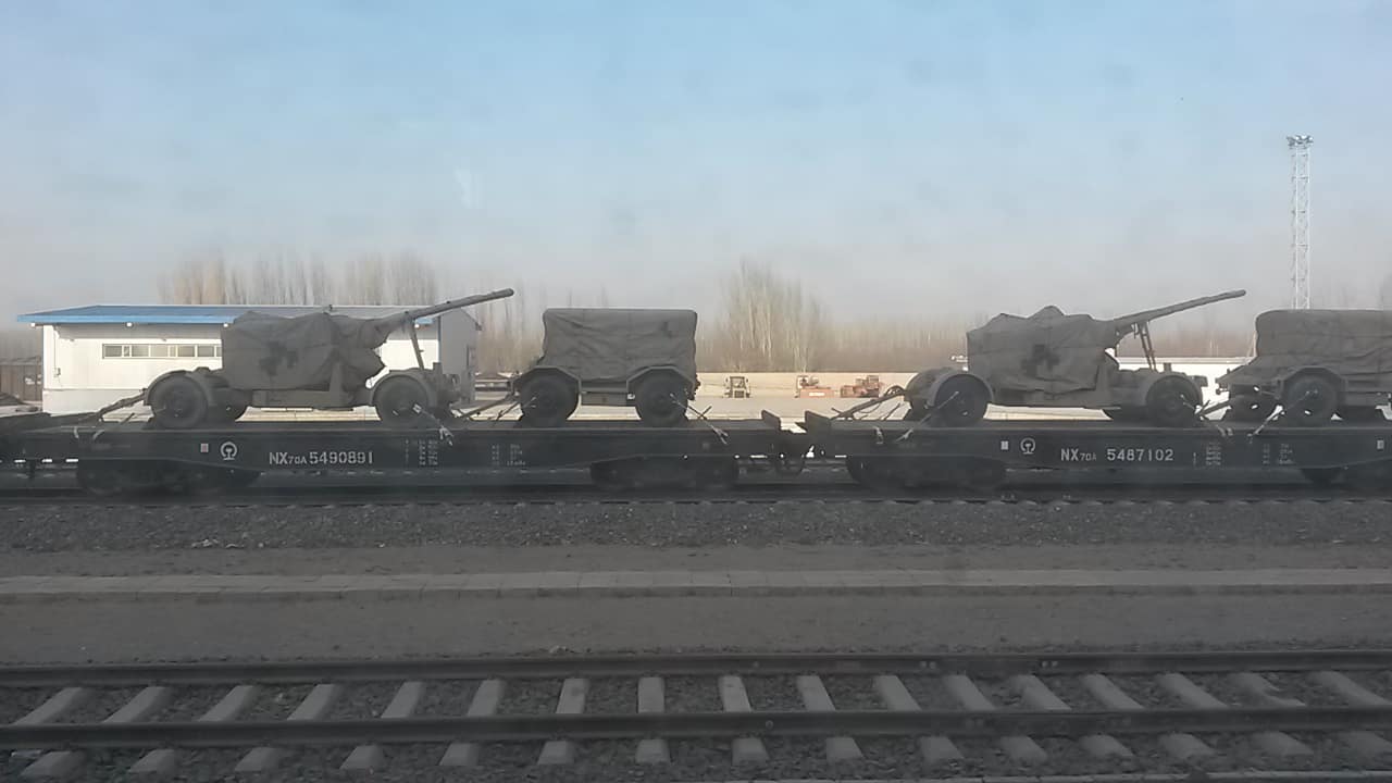 2017年11月、新疆南部で「内部警備」体制を構築するために、野戦砲と弾薬を積んだ車両が鉄道でホータン市に移された。
