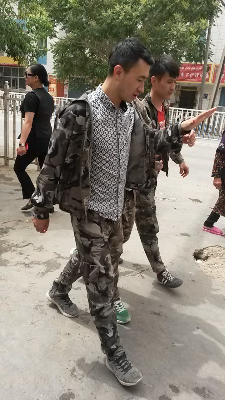 ホータン高校の生徒はテロとの戦いに徴用され、2018年から新しく軍隊風の夏服を着ることになった。