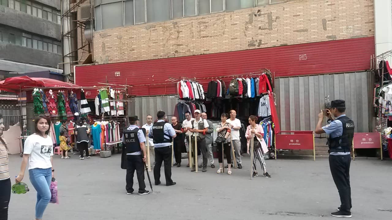 自治体警察が撮影した「武器」訓練に参加したウルムチの裏通りの商人らの写真。2018年8月。