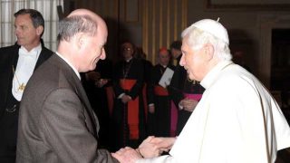 2012年11月8日、イントロヴィーニャ教授がバチカン主催の会議においてカトリック聖職者の社会学的研究に関して講演を行った際、ローマ教皇ベネディクト16世から祝福を受けた。