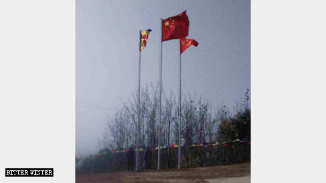護国極楽寺の外では寺の旗だけでなく国旗も掲揚されている。