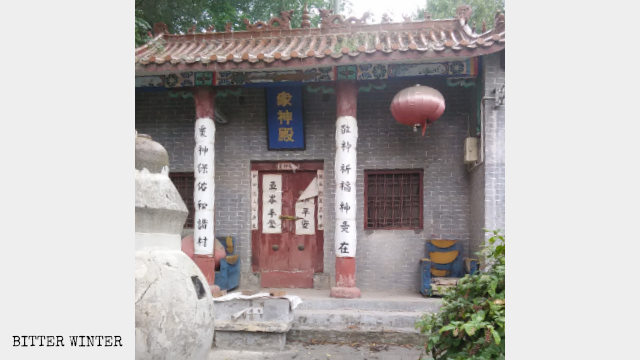 施錠された聖帝廟村の衆神殿の扉。
