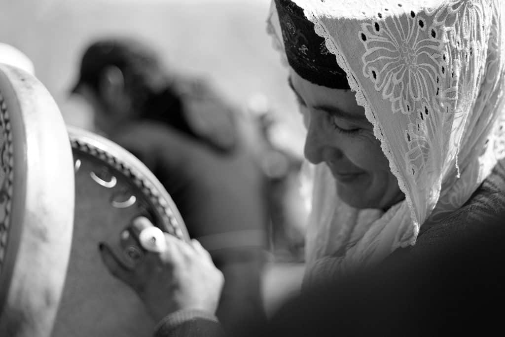 婚礼でダフ（ペルシャ伝統のフレームドラム）を演奏する女性。© マキシム・クローゼー