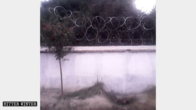 安集海鎮のモスクを囲む周囲の壁には有刺鉄線が張り巡らされている。