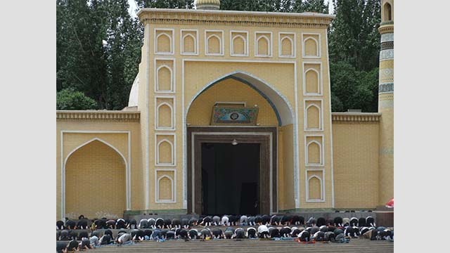 2011年、新疆南部カシュガルでの金曜の礼拝。エイティガールモスクの入り口から正面の階段に大勢の礼拝者が溢れ出ている。