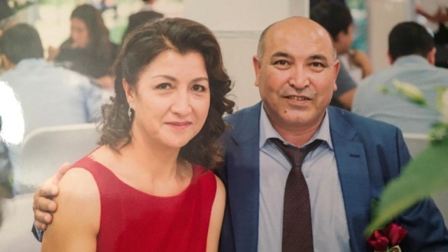 2016年、グルバハーさんと夫のケリムさん - 新疆に向かう直前にパリにて。