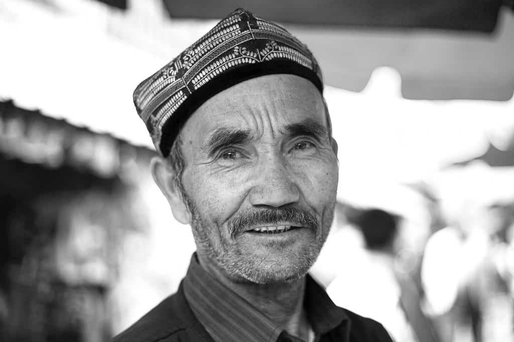 カシュガルのグランバザールでリンゴを売る。© マキシム・クローゼー