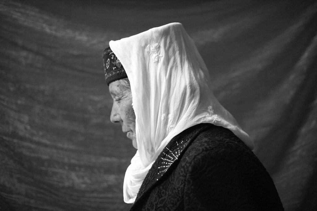 タシュクルガンのタジク族の女性。パミール高原の中国国境で。© マキシム・クローゼー