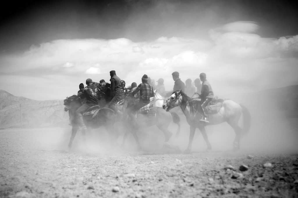 ブズカシで競う騎士のチーム。中央アジアの遊牧民独特のスポーツである。© マキシム・クローゼー