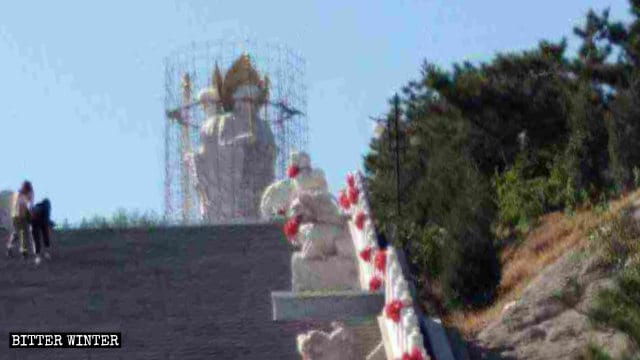 九華山の仏像が覆われている