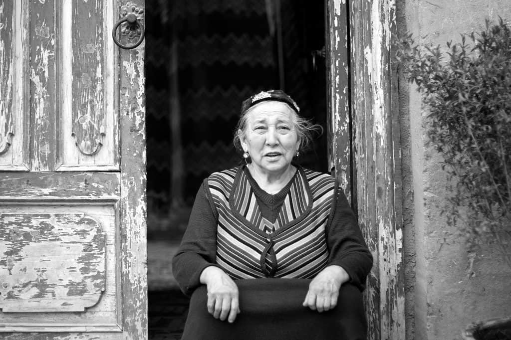 カシュガルの自宅ドア前にいた女性。© マキシム・クローゼー